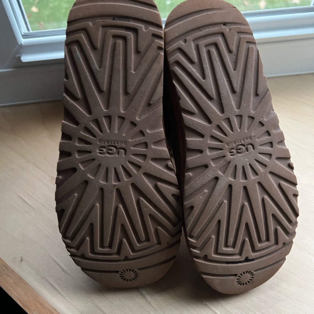 Woman’s Uggs - Picture 5 of 6
